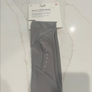 Lululemon Run For It Gray Ear Warmer, concealed ponytail slit, reflective logo
